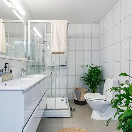4br Apt In Center: Family-friendly, Free Parking