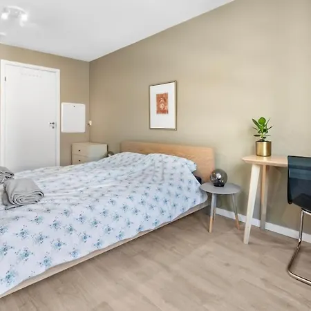 4br Apt In Center: Family-friendly, Free Parking *